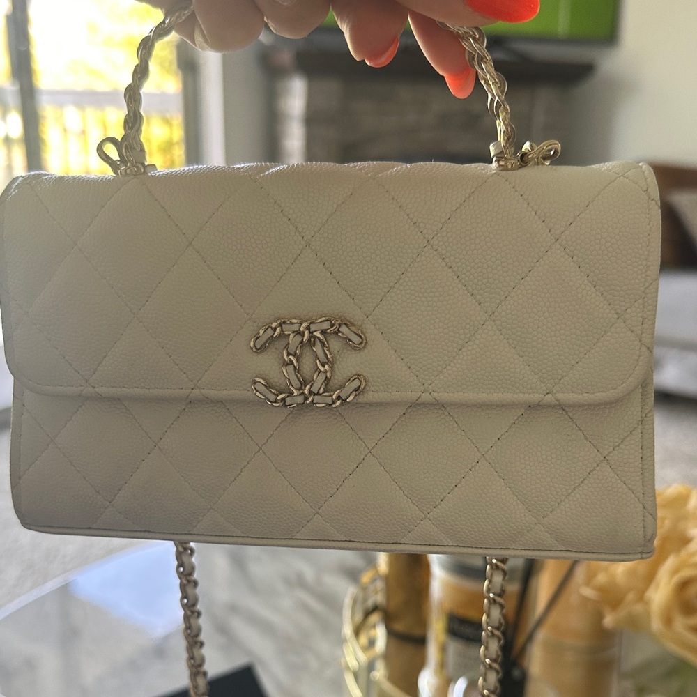CHANEL Cream Quilted Leather Top Handle Shoulder Bag with Gold Chain - Picture 6 of 12